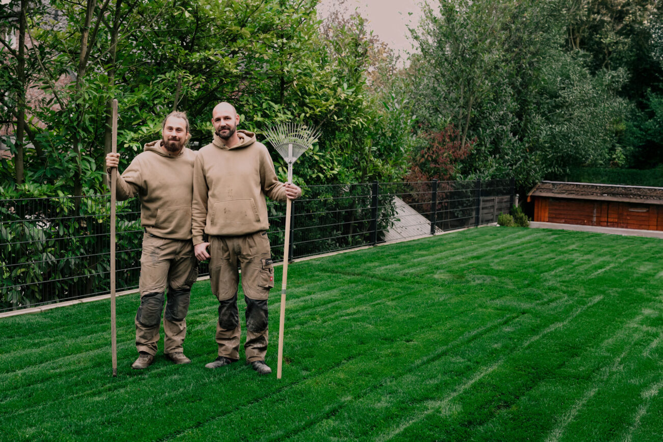 Zwei Gartenlandschaftsbauer stehen auf grünem Gras in Korschenbroich