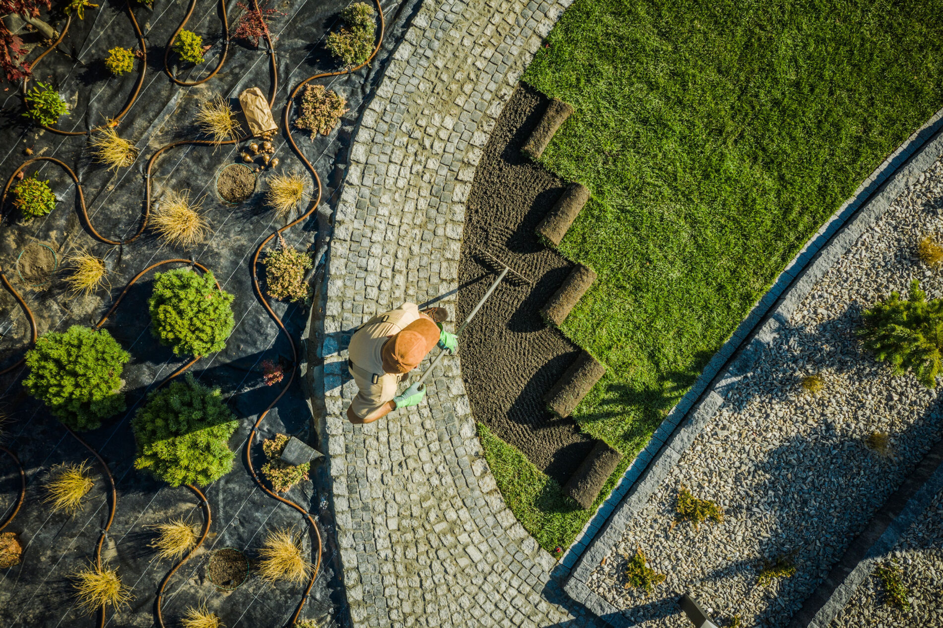 Gartenlandschaftsbauer steht im Garten in Korschenbroich